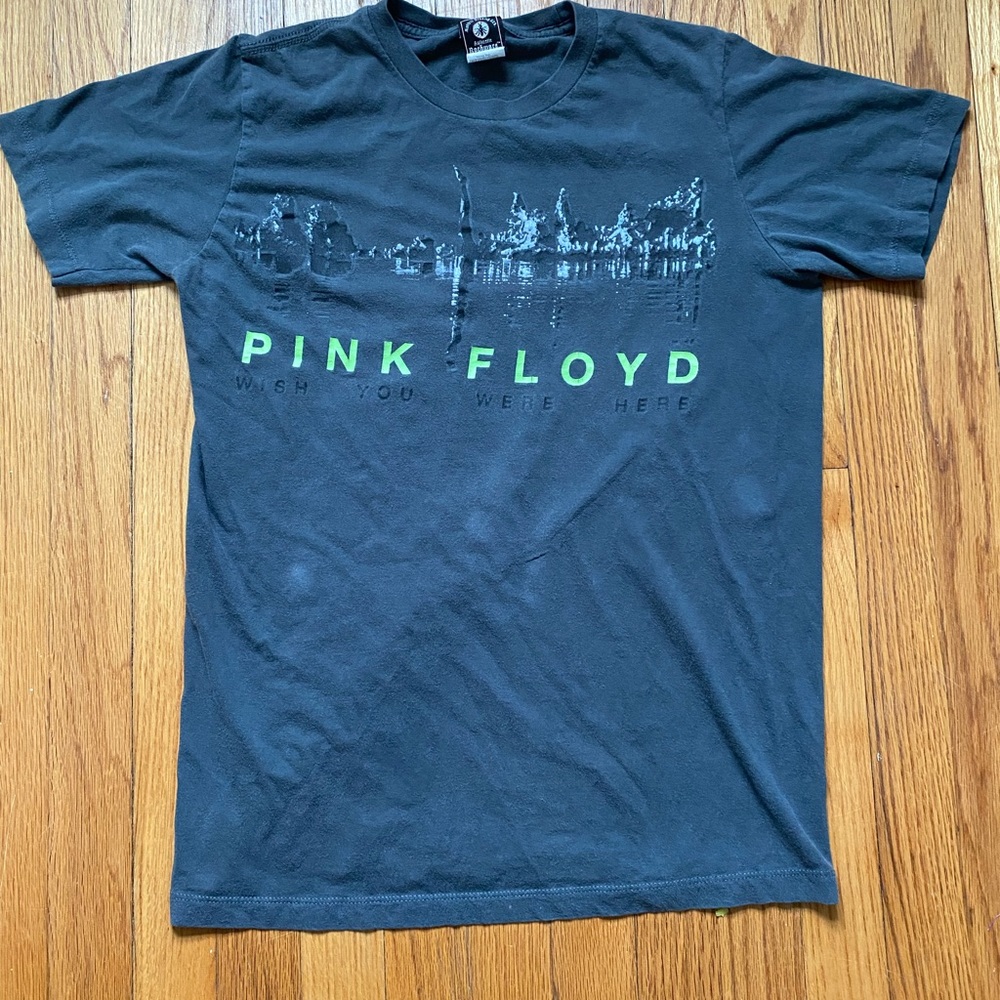 Size Medium ‘07 Pink Floyd “Wish You Were Here” graphic T-shirt.